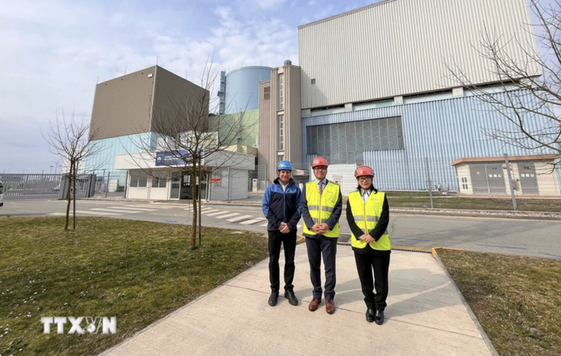 El embajador de Vietnam en Austria y Eslovenia, Vu Le Thai Hoang (centro), visita la central nuclear de Krško. (Foto: VNA)
