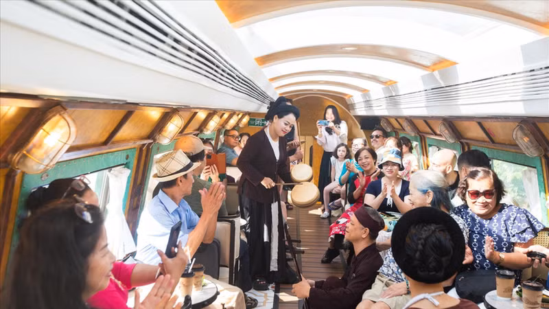 Los turistas disfrutan del recorrido "Las Cinco Puertas de Hanoi". (Foto: VNA)