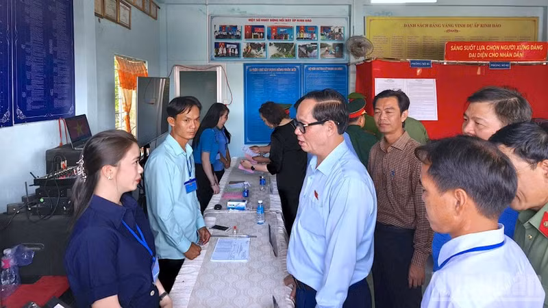 El vicepresidente de la Asamblea Nacional, Tran Quang Phuong inspecciona los preparativos de las elecciones legislativas en la comuna de Dat Mui. 