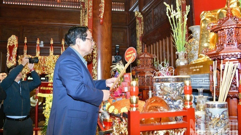 El primer ministro de Vietnam, Pham Minh Chinh, ofrece incienso en memoria del Presidente Ho Chi Minh. (Foto: VNA)