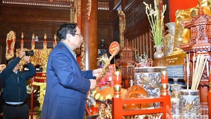 El primer ministro de Vietnam, Pham Minh Chinh, ofrece incienso en memoria del Presidente Ho Chi Minh. (Foto: VNA)