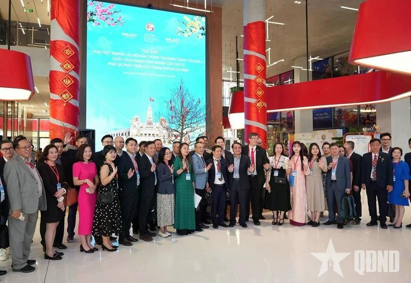 Representantes de la comunidad vietnamita en el exterior asisten al coloquio titulado “Promoción de los recursos de la diáspora para aprovechar los logros de la Cuarta Revolución Industrial en favor del desarrollo de Ciudad Ho Chi Minh”. (Foto: qdnd.vn)
