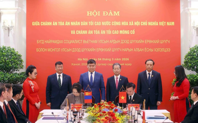 La ceremonia de firma de un Memorando de Entendimiento entre la Academia del Tribunal Supremo Popular de Vietnam y la Academia de Formación, Investigación e Información Judicial del Tribunal Supremo de Mongolia. (Foto: Nhan Dan)