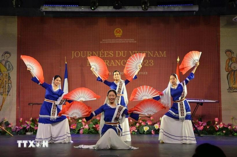 Una de las actuaciones artísticas en el evento. (Foto: VNA)