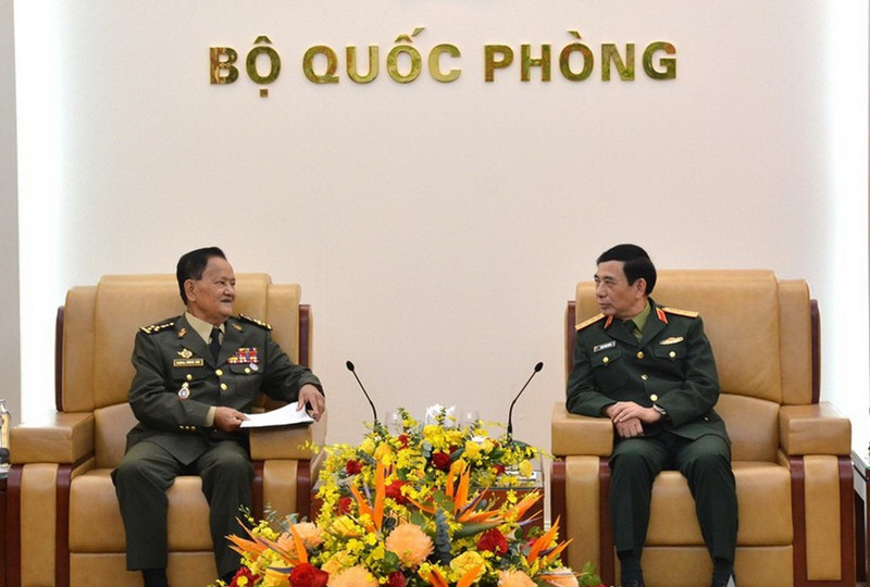 El ministro de Defensa de Vietnam, general Phan Van Giang (derecha), recibe al secretario de Estado en el Ministerio de Defensa camboyano, general Prum Din. (Foto: qdnd.vn)