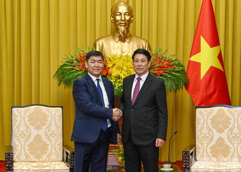 El presidente de Vietnam, Luong Cuong, recibe al titular del Tribunal Supremo de Mongolia, Ganzorig Damdin. (Foto: Nhan Dan)
