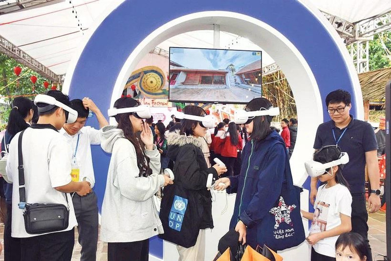 Los jóvenes exploran el festival de Co Loa y la antigua ciudadela de Co Loa en el espacio digital. (Foto: Nhan Dan)