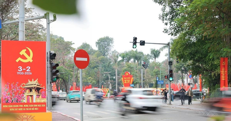 El ambiente de celebración del 96º aniversario de la fundación del Partido se extiende por muchas calles de Hanói. (Foto: VNA)