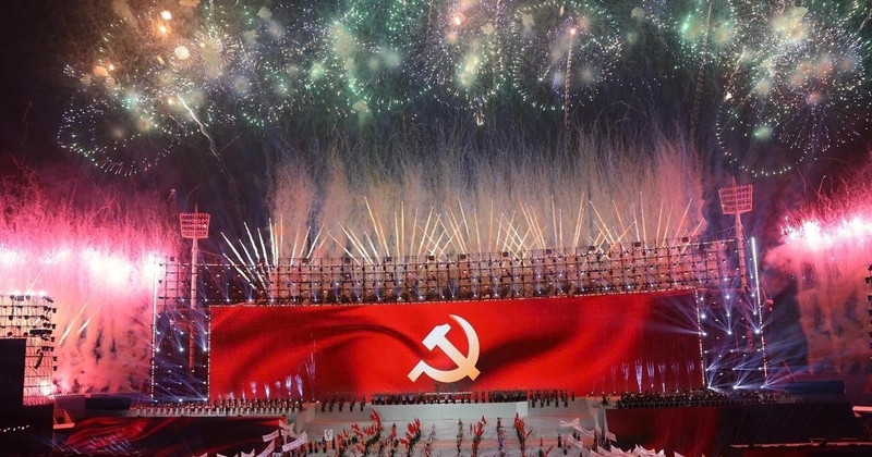 Un espectacular y gran espectáculo pirotécnico artístico, como una sinfonía grandiosa, celebra el exitoso XIV Congreso Nacional del Partido Comunista de Vietnam. (Foto: VNA)