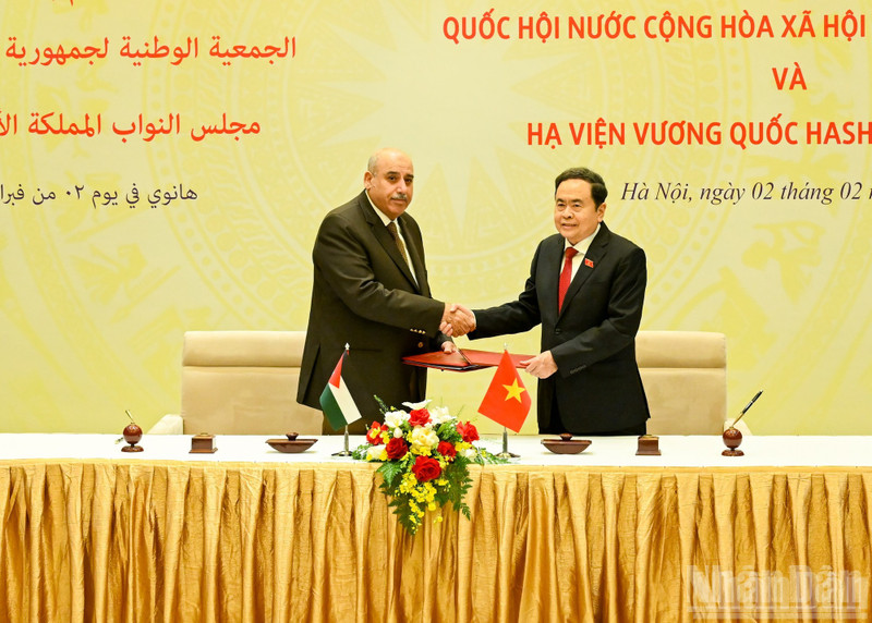 Ambos dirigentes firman el acuerdo de cooperación entre la Asamblea Nacional de Vietnam y la Cámara de Representantes de Jordania. (Foto: Nhan Dan)