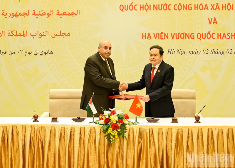 Ambos dirigentes firman el acuerdo de cooperación entre la Asamblea Nacional de Vietnam y la Cámara de Representantes de Jordania. (Foto: Nhan Dan)