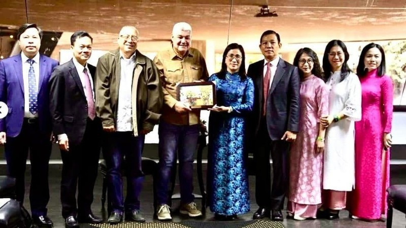 La delegación vietnamita mabtiene reunión con Eduardo Piñera, vicepresidente del PSUV y jefe de su Comisión de Formación e Ideología. (Foto: Embajada de Vietnam en Venezuela)