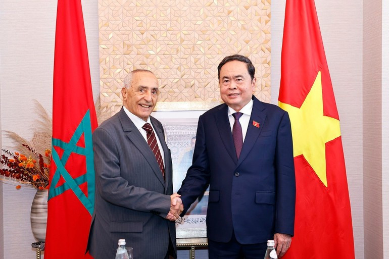 El presidente de la Asamblea Nacional de Vietnam, Tran Thanh Man, y el titular de la Asociación de Amistad Marruecos-Vietnam, Mustapha El Ktiri. (Foto: VNA)
