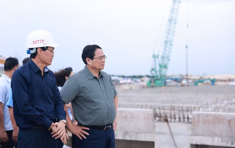 El jefe del Gobierno supervisa el proyecto del puerto de My Thuy.