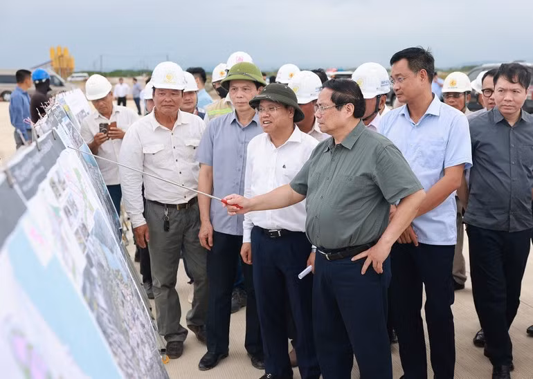El primer ministro Pham Minh Chinh inspecciona el proyecto del tramo Van Ninh-Cam Lo de la autopista Norte-Sur.