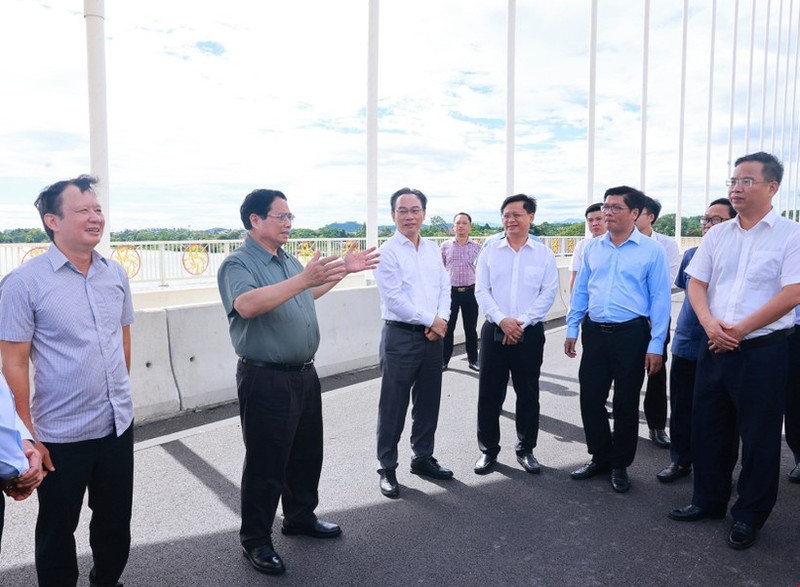 El primer ministro Pham Minh Chinh inspecciona el puente de Nguyen Hoang. (Foto: VNA)