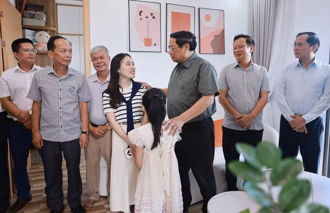 El premier visita a una familia beneficiaria de la política de viviendas sociales en la ciudad de Hue. (Foto: VNA)