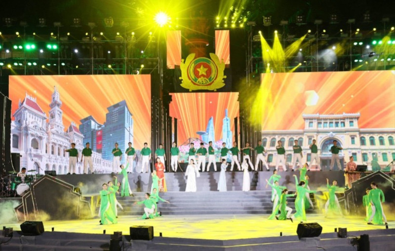 El Ministerio de Seguridad Pública, en coordinación con la Televisión Nacional de Vietnam, lleva a cabo el programa artístico “Fieles al juramento, Epopeya heroica con raíces históricas”.
