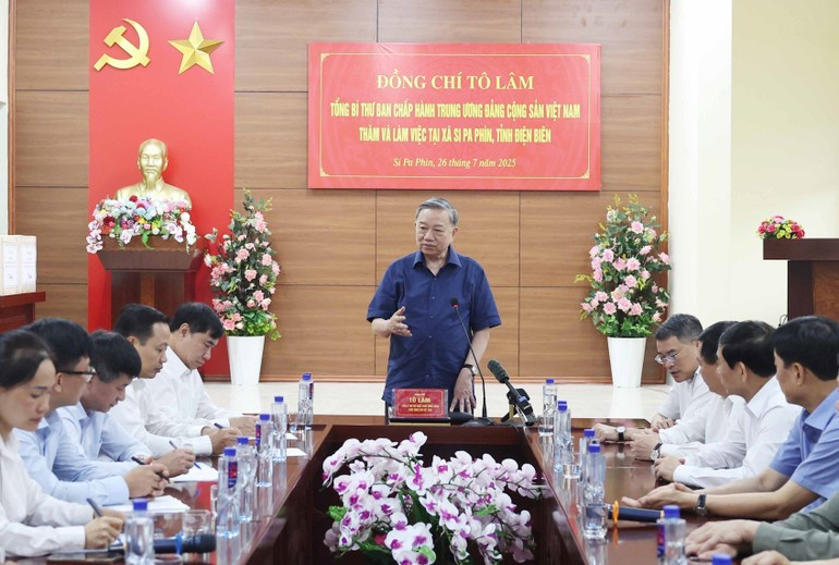 El secretario general del Partido Comunista de Vietnam, To Lam, en la reunión de trabajo con las autoridades de la comuna Si Pa Phin. (Foto: VNA)