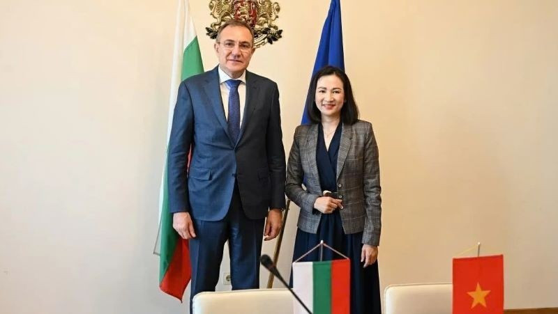 La embajadora vietnamita en Bulgaria, Nguyen Thi Minh Nguyet, y el ministro de Trabajo y Política Social de Bulgaria, Borislav Gutsanov. (Foto: Embajada de Vietnam en Bulgaria)