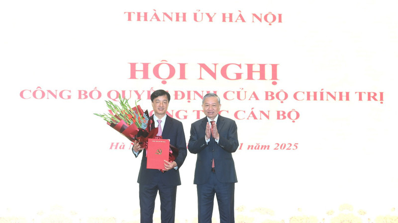 El secretario general del PCV, To Lam, entrega la decisión a Nguyen Duy Ngoc. (Foto: Nhan Dan)