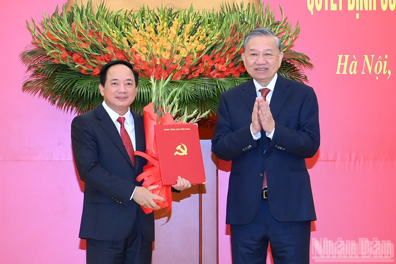 El secretario general del PCV, To Lam, entrega la decisión del Buró Político para nombrar al camarada Trinh Van Quyet como jefe de la Comisión de Propaganda y Movilización de Masas del Comité Central del PCV.