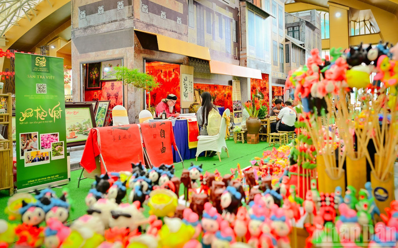 Un espacio cultural en la Feria de Otoño 2025 (Foto: Nhan Dan)