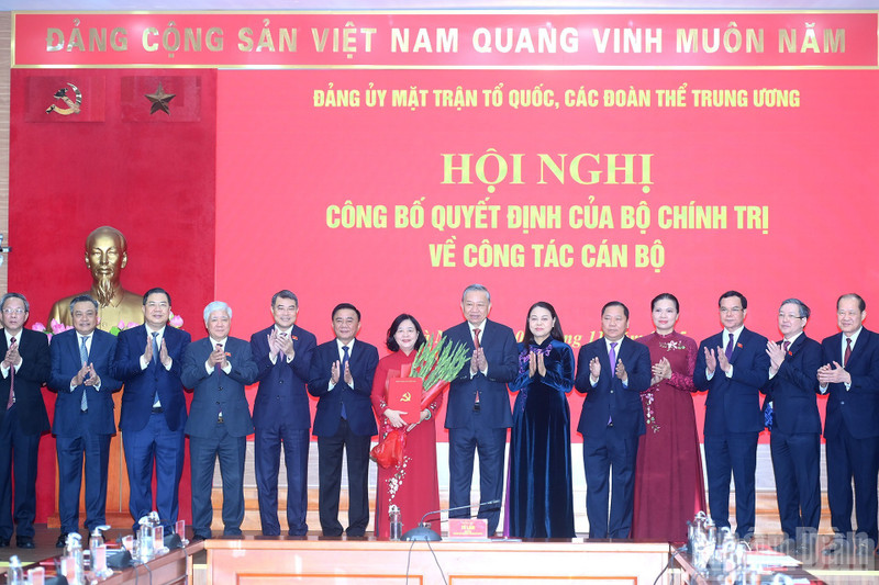 Los delegados felicitan a la secretaria del Comité del Partido del Frente de la Patria y de las organizaciones de masas centrales, Bui Thi Minh Hoai. (Foto: Nhan Dan)