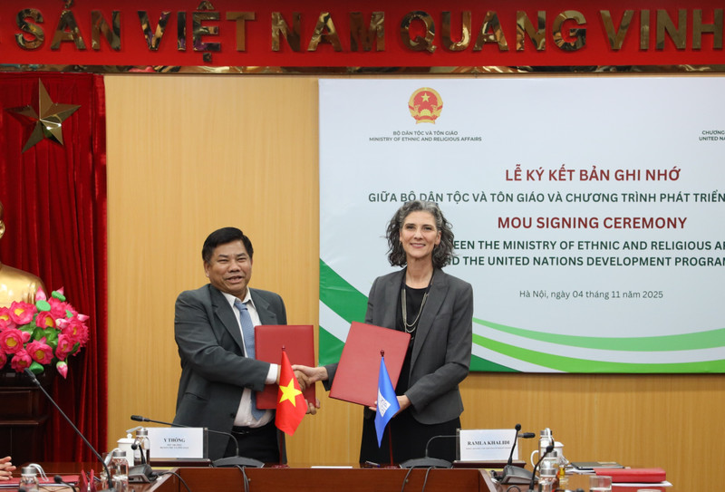 El viceministro de Asuntos Étnicos y Religiosos, Y Thong, y Ramla Khalidi, representante residente del PNUD en Vietnam. (Foto: cema.gov.vn)