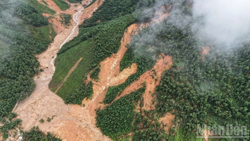Deslizamientos de tierra en Hue (Foto: Nhan Dan)