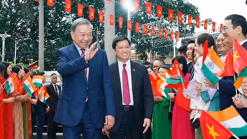 El secretario general del Comité Central del Partido Comunista de Vietnam y presidente del Estado, To Lam, se reúne con el personal de la Embajada de Vietnam y representantes de la comunidad vietnamita en India el 5 de mayo de 2026. (Foto: VNA)