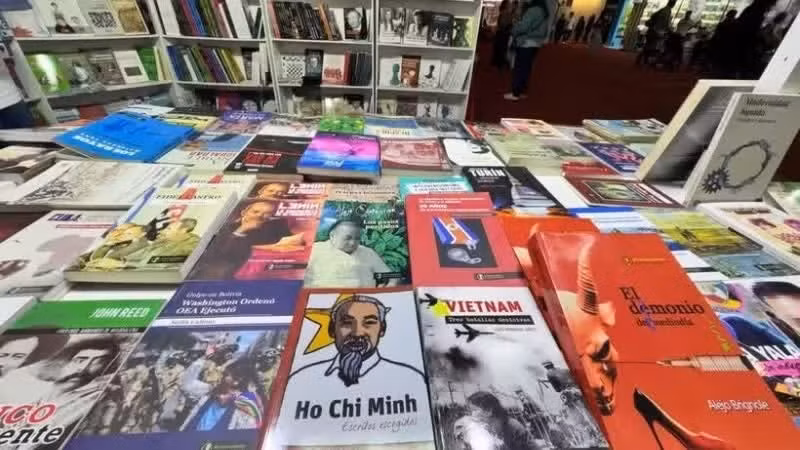 La editorial argentina Acercándonos Ediciones presenta al público hispanohablante la ‘Antología Ho Chi Minh’, junto con la obra ‘Tres batallas decisivas’ del periodista cubano Luis Arce. (Foto: VNA)