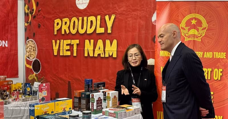 Stéphane Thuillier, director ejecutivo de SIAL Canadá, visita el pabellón de Vietnam. (Foto: VNA)