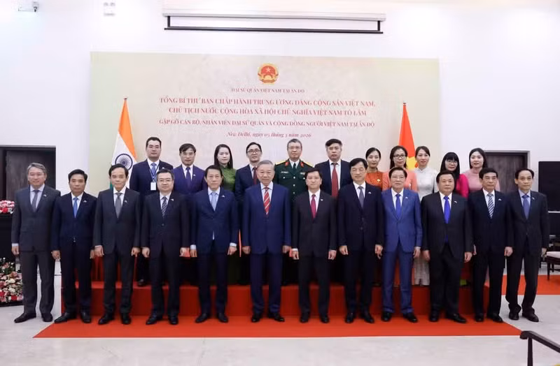 El secretario general del Partido y presidente del Estado, To Lam, junto con funcionarios, personal de la Embajada de Vietnam y representantes de la comunidad vietnamita en India, en una foto de grupo. (Foto: VNA)