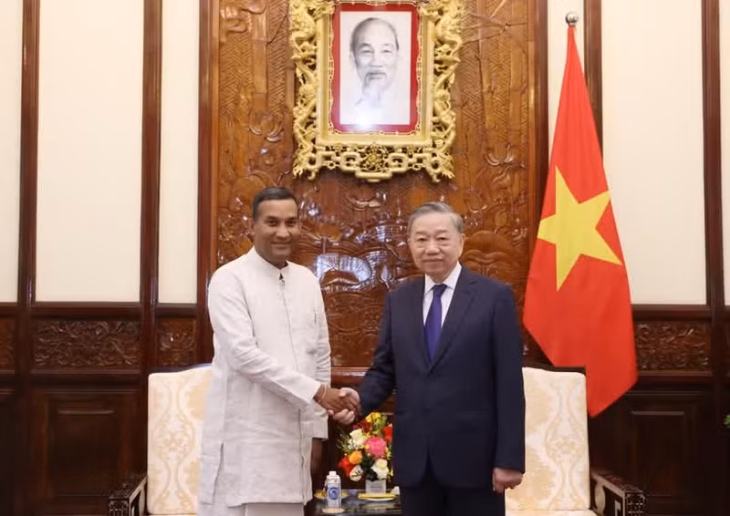 El secretario general del Partido Comunista de Vietnam y presidente del país, To Lam, y el embajador de Sri Lanka en Hanói, Poshitha Perera. (Foto: VNA)