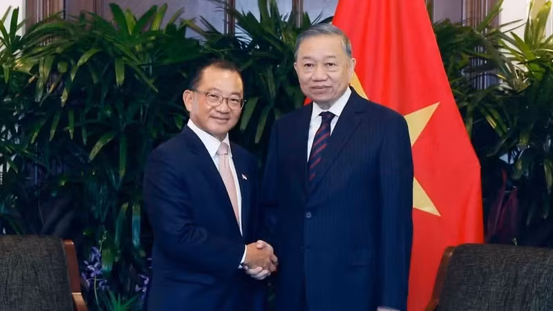 El secretario general del Partido Comunista y presidente de Vietnam, To Lam, sostiene un encuentro con el presidente del Parlamento de Singapur, Seah Kian Peng. Foto: VNA