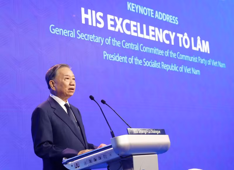 El secretario general del Partido Comunista y presidente de Vietnam, To Lam, pronuncia un discurso en la 23ª edición del Diálogo Shangri-La. (Foto: VNA)