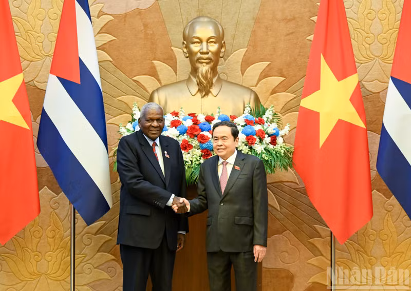 El presidente de la Asamblea Nacional de Vietnam, Tran Thanh Man, y el titular de la Asamblea Nacional del Poder Popular y del Consejo de Estado de Cuba, Esteban Lazo Hernández. (Foto: Nhan Dan)