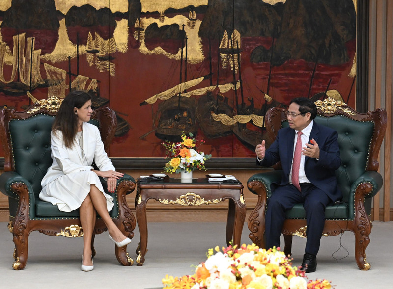El primer ministro de vietnam, Pham Minh Chinh, recibe a María Victoria “Marí” Zíngoni, directora ejecutiva responsable del área de fuentes de energía de la empresa GE Vernova de Estados Unidos. (Foto: Nhan Dan)