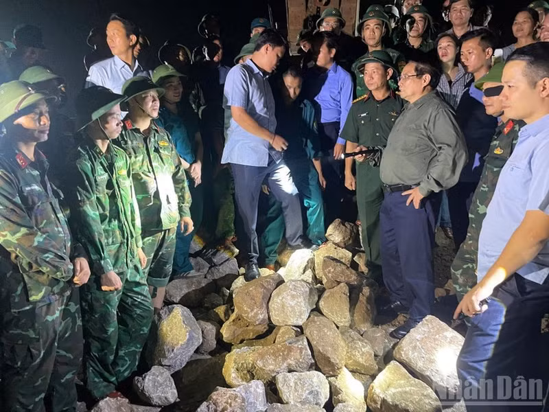 El primer ministro Pham Minh Chinh visita la comuna de Hai Thinh para inspeccionar y dirigir las labores de recuperación tras el tifón Bualoi. (Foto: Nhan Dan)