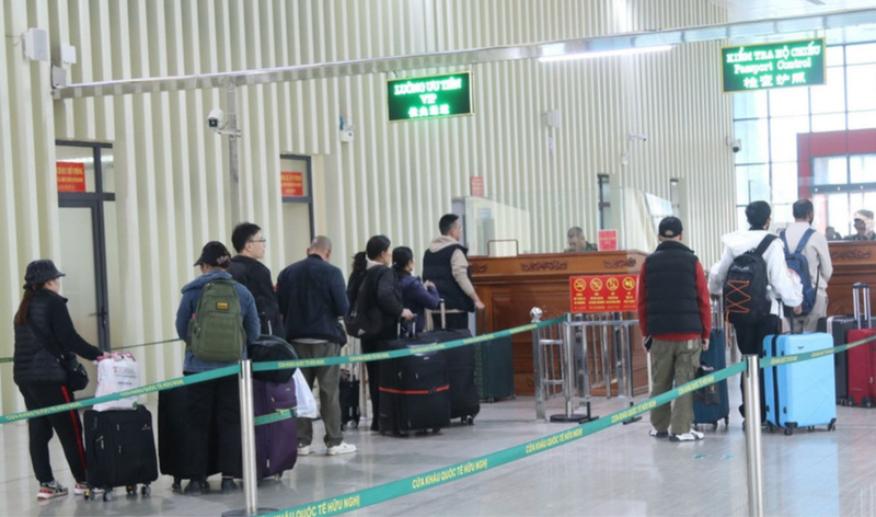 El turismo fronterizo en Lang Son inicia 2026 con gran afluencia de visitantes en puerto internacional Huu Nghi. (Foto: VNA)