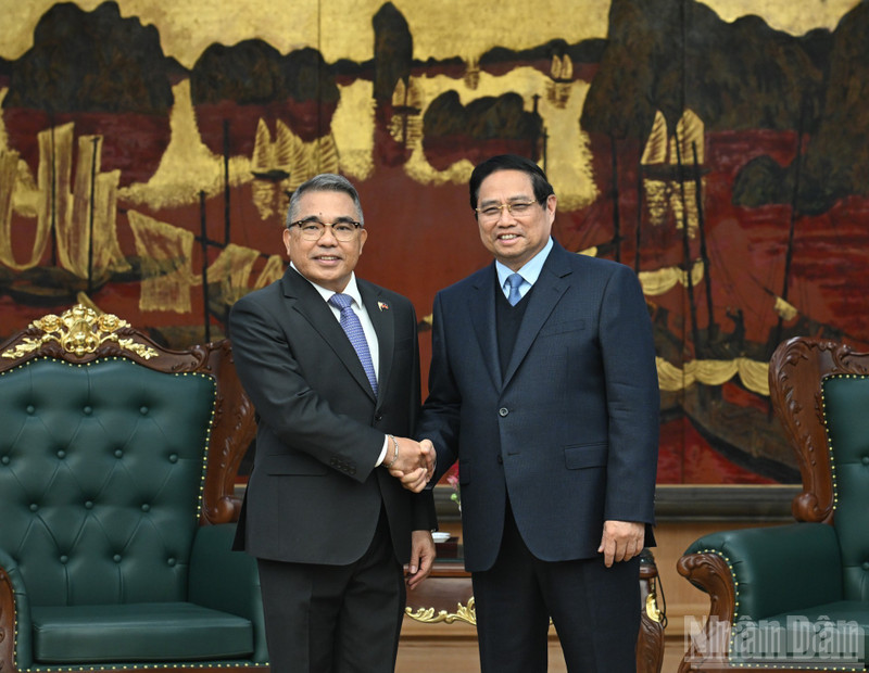 El primer ministro de Vietnam, Pham Minh Chinh, recibe al embajador de Filipinas, Meynardo Los Banos Montealegre. (Foto: Nhan Dan)