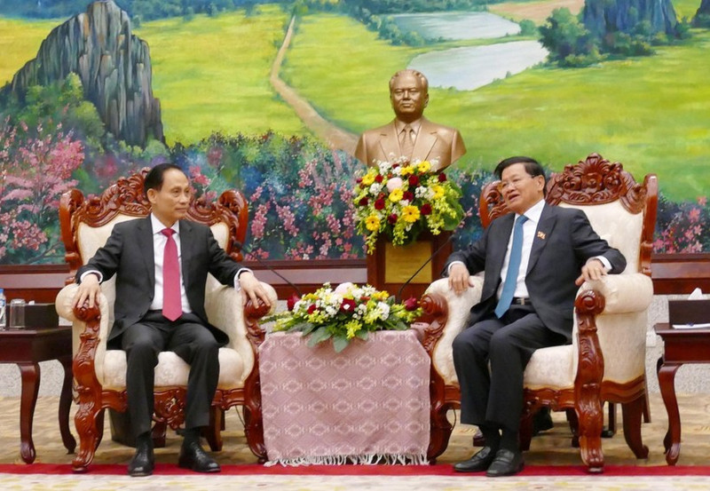 Thongloun Sisoulith, secretario general de PPRL y presidente de Laos, recibe Le Hoai Trung, ministro de Relaciones Exteriores de Vietnam. (Foto: VNA)