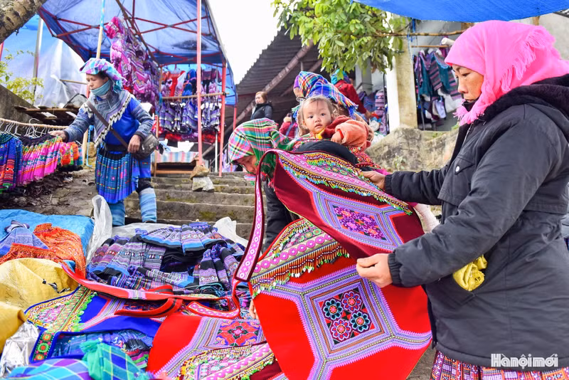 En el mercado es fácil encontrar delicados productos de brocado con motivos característicos…