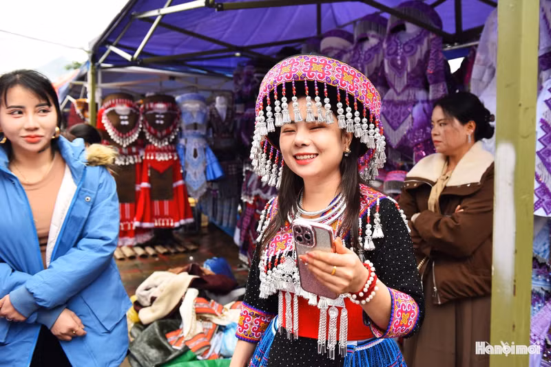 La alegría se traslada al rostro de una joven al elegir vestido para el Año Nuevo.
