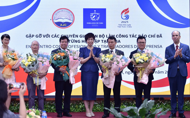 Entregan la Distinción Félix Elmusa a periodistas vietnamitas. (Foto: Duy Linh/ Nhan Dan)