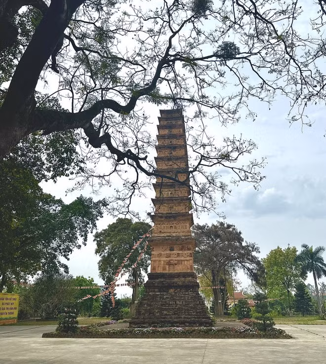 La torre, con sus 11 niveles, conserva vestigios del pasado. Fragmentos de los dos niveles superiores se preservan en la pagoda Then y en el Museo de Vinh Phuc.
