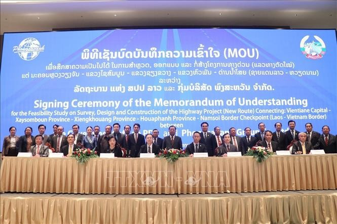 En la ceremonia de firma de un Memorando de Entendimiento (MdE) entre el Ministerio de Planificación e Inversión de Laos y el Grupo Phongsavanh. (Foto: VNA)
