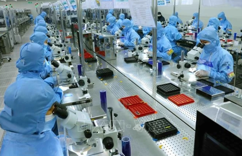 Línea de producción de módulos de cámara y componentes electrónicos para exportación en la fábrica de MCNEX VINA Co., Ltd., con una inversión 100% sudcoreana, en el Parque Industrial Phuc Son, provincia de Ninh Binh. (Foto: VNA)
