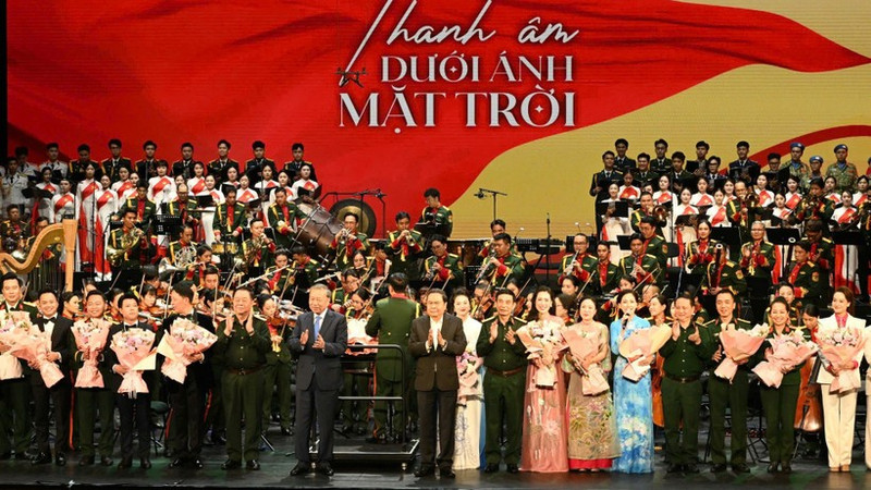 El secretario general del Partido Comunista de Vietnam, To Lam, y el presidente de la Asamblea Nacional, Tran Thanh Man, junto con otros dirigentes del país, asisten al concierto.